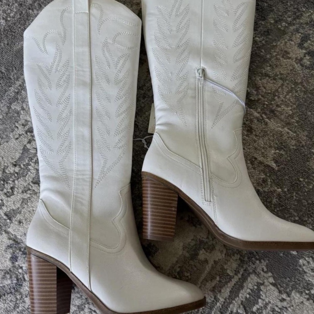 Altar'd State white cowboy boots!! Has tags, size 8!